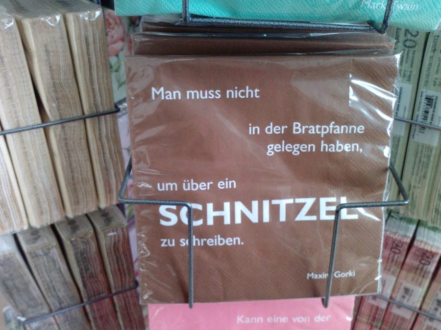 Foto von Servietten mit einem Zitataufdruck von Maxim Gorki über das Schreiben: Man muss nicht in der Bratpfanne gelegen haben, um über ein Schnitzel zu schreiben.