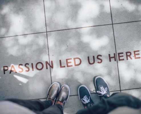 Inschrift am Boden: "Passion led us here"